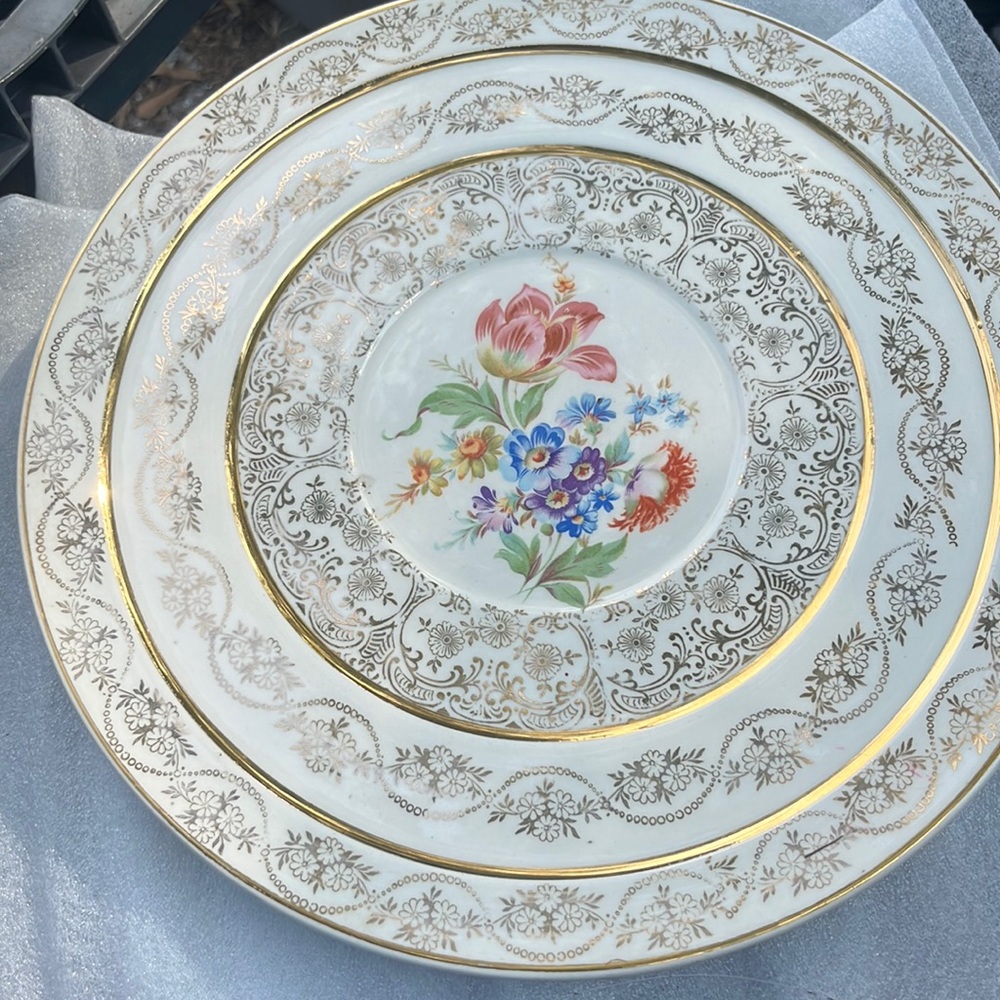 Gorgeous Atlas China 22 karat Gold dinner plate
